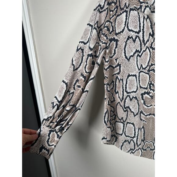 Cabi Serpentine Wide Cuff Blouse Womens Sz XS Snake Print Ruffle - Picture 5 of 11